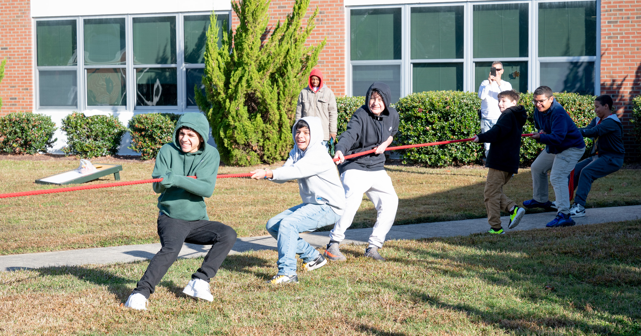 Fall Fest: Students on one side of rope pulling