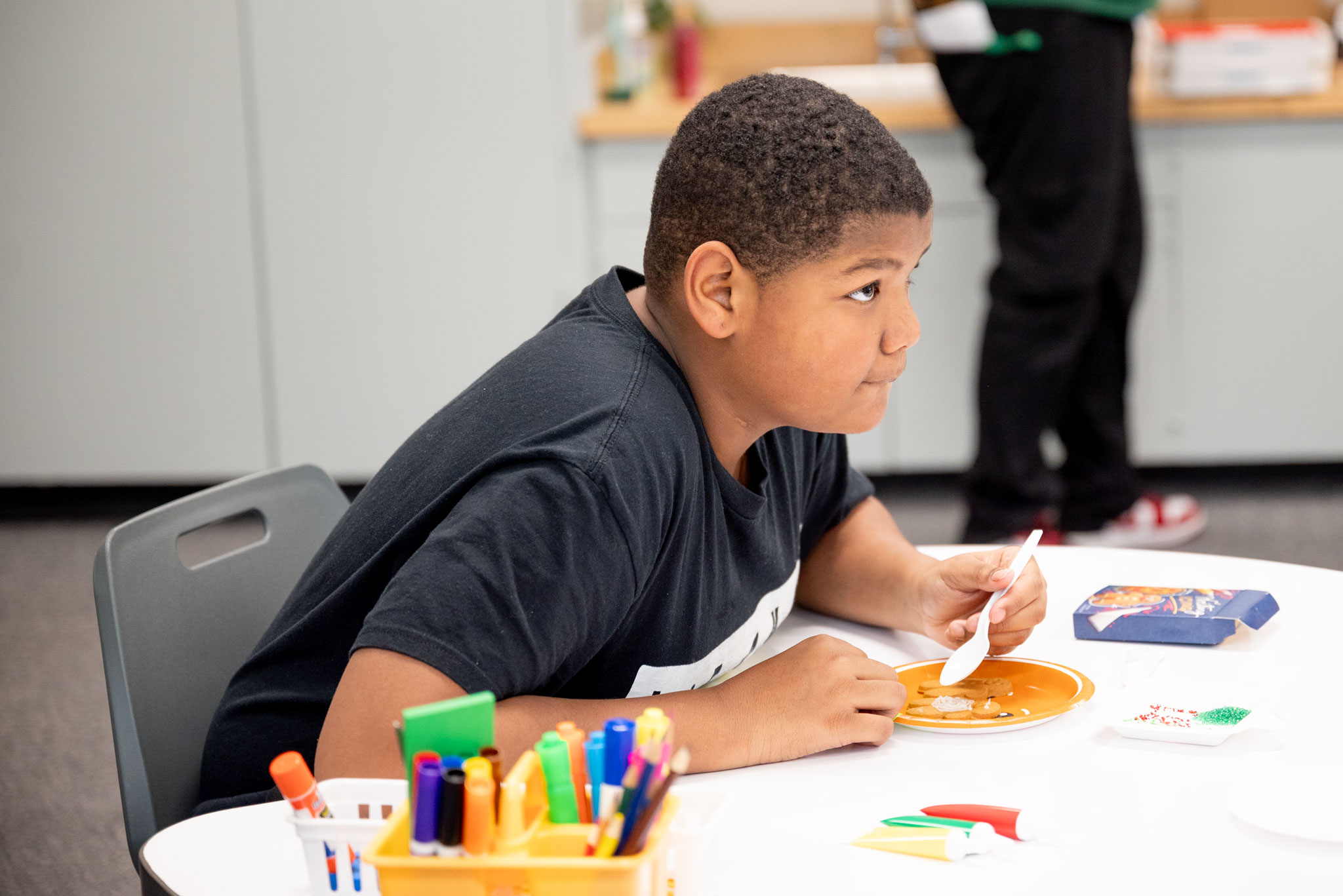 Decorating Gingerbread Men