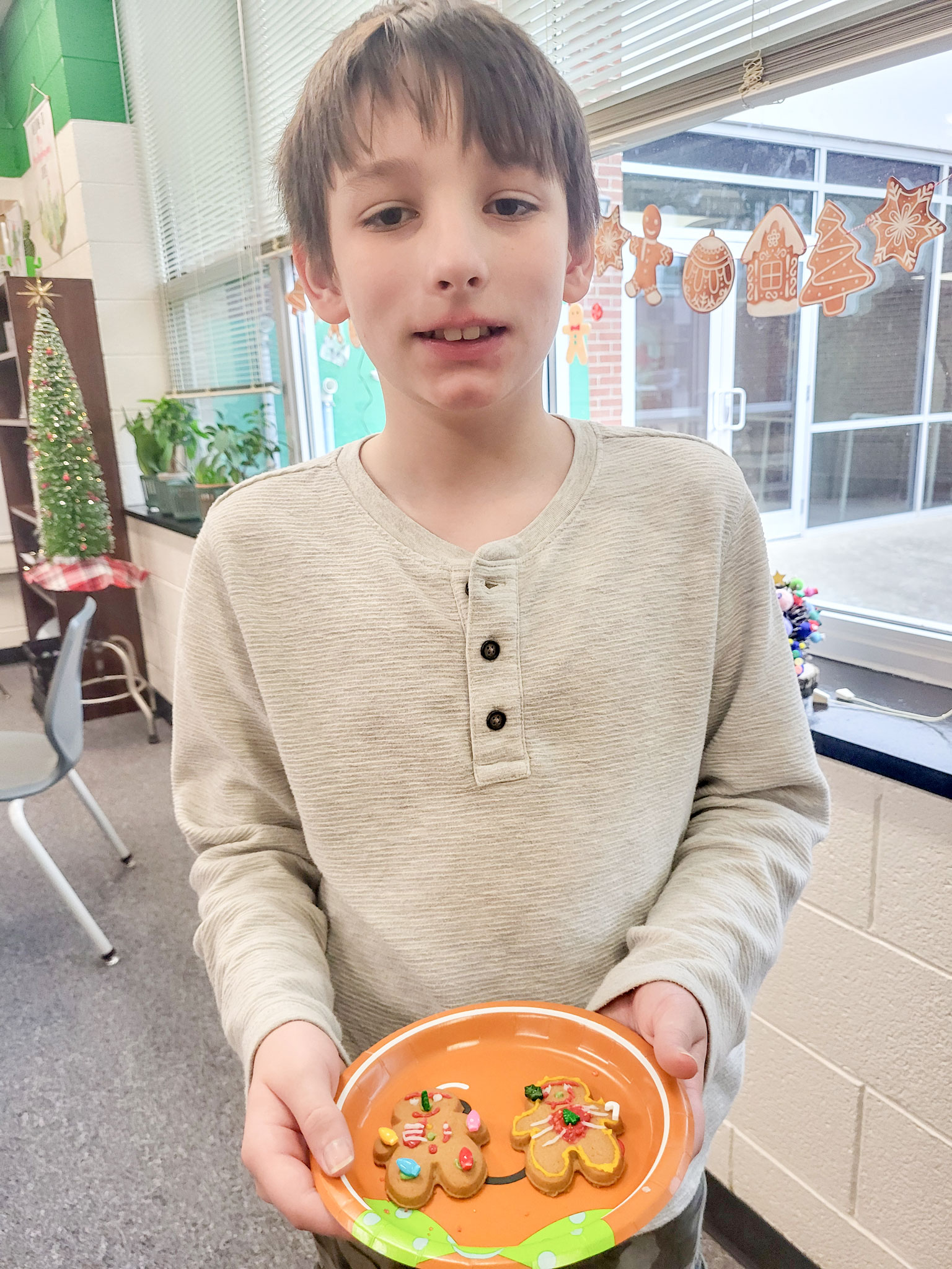Decorating Gingerbread Men