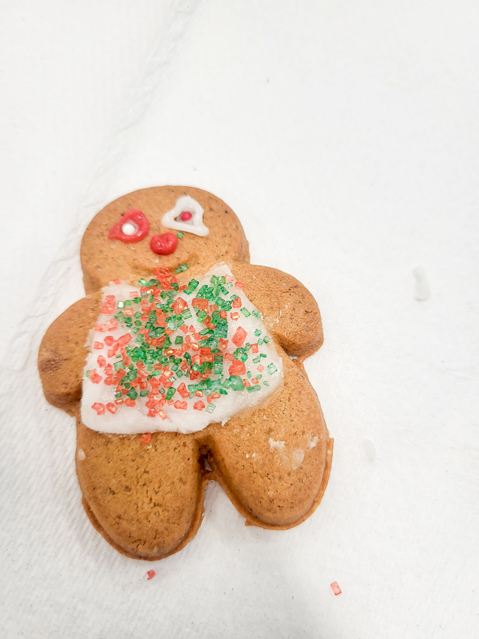 Decorating Gingerbread Men